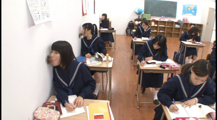 学校内のあらゆる所から飛び出すチンポをしゃぶりながらハメながら学園生活を送る制服女子たち！！