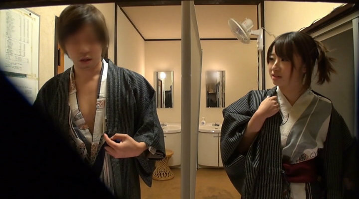 大学卒業旅行中の友達同士の男女が「混浴モニター体験